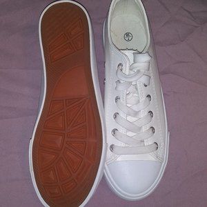 Woman's size 7 like converse